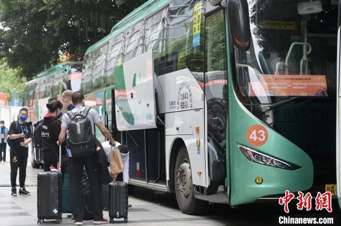 广东省公安厅女刑警杨向东在深圳缉查喷鼻港黑帮时，缉获巨额假人平易近币。据阐发，这些假币来自菲律宾，是用来采办福寿膏的。杨向东受命扮装成一个到菲律宾探亲的中国女孩，被海关查出携毒关进牢狱，得以接近涉嫌贩毒的小祺。向东想法携小祺逃狱，并找到小祺的男朋友黑帮成员张阳，从而打进黑帮内部。                                  　　在菲律宾警官Santos的帮忙共同下，向东和喷鼻港卧底差人小李几经考验，终究见到了黑帮真实的老